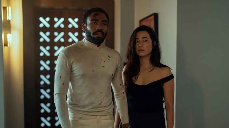 gambar Donald Glover dan Maya Erskine sebagai Mr & Mrs Smith dalam serial